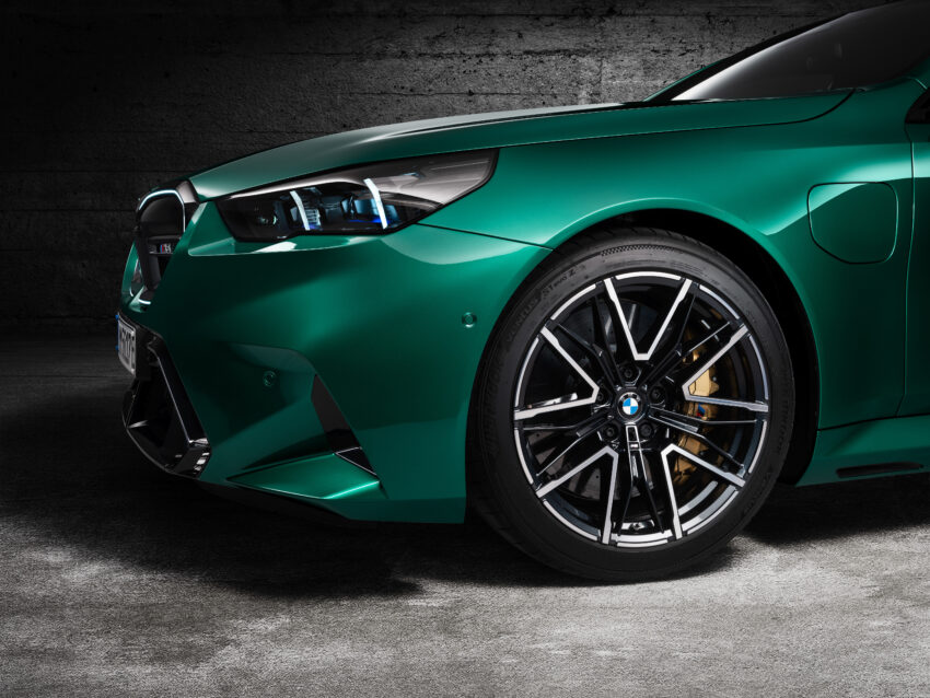 全新大改款 BMW M5 登场！改搭4.4L V8插混动力系列，纯电续航里程69km，可输出727 PS / 1,000 Nm，3.5秒破百 263150