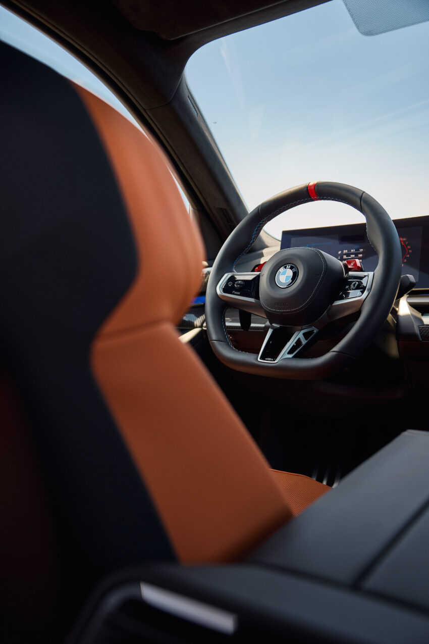 全新大改款 BMW M5 登场！改搭4.4L V8插混动力系列，纯电续航里程69km，可输出727 PS / 1,000 Nm，3.5秒破百 263123