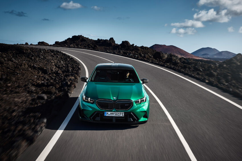 全新大改款 BMW M5 登场！改搭4.4L V8插混动力系列，纯电续航里程69km，可输出727 PS / 1,000 Nm，3.5秒破百 263133