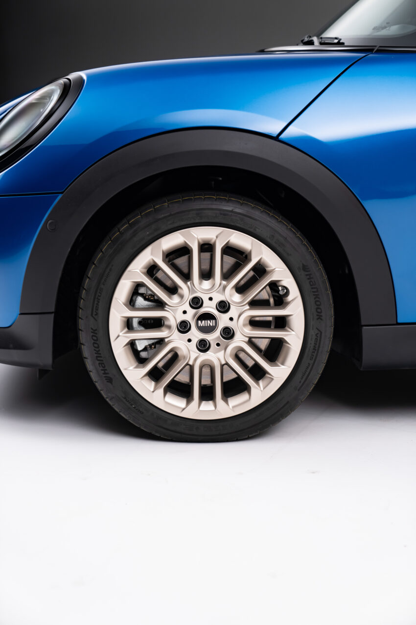 2024 MINI Cooper 5 Door 五门版大改款首发, 沿用旧底盘, 外型与内装大改, 搭载1.5L三缸或2.0L四缸涡轮汽油引擎 262080
