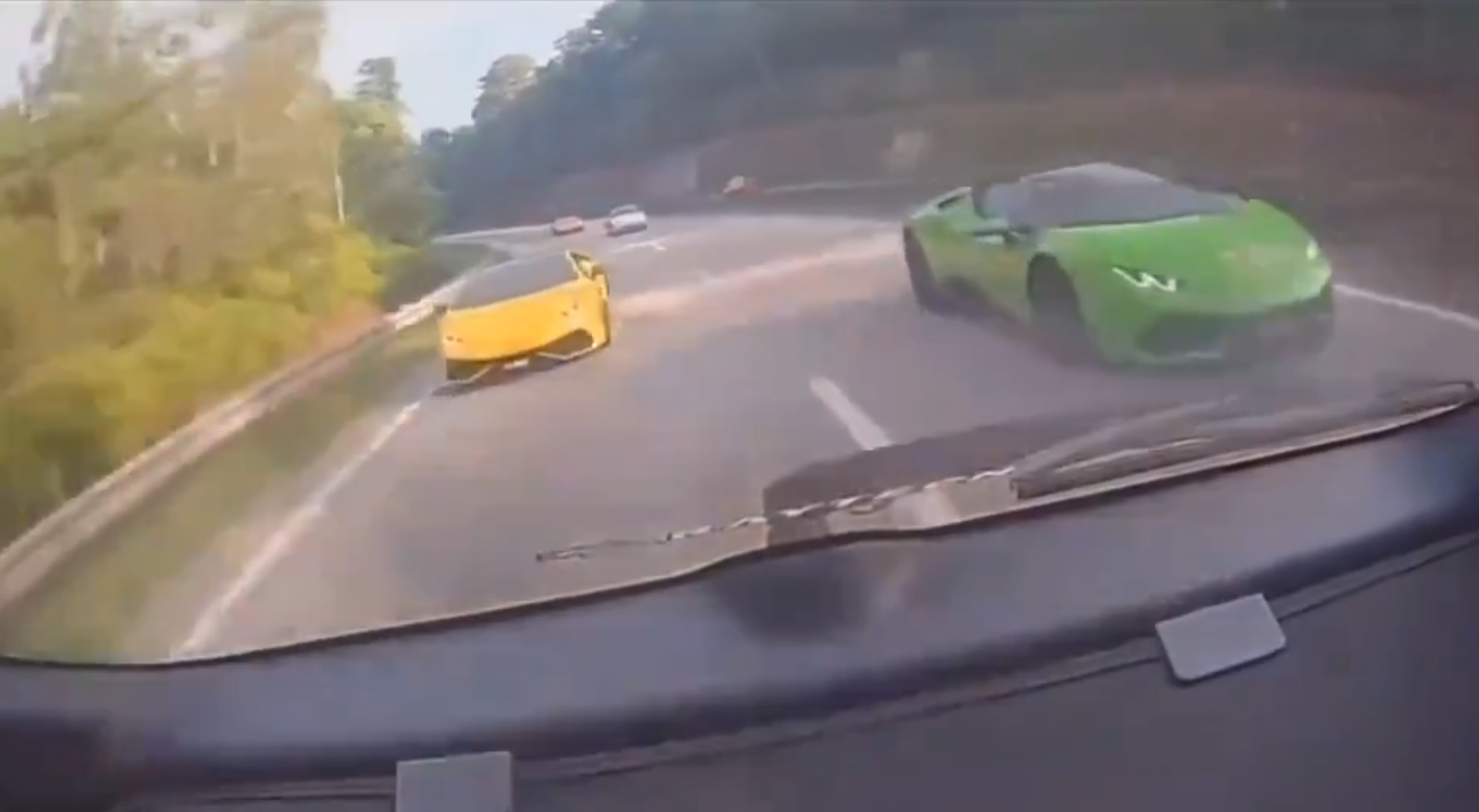 Lamborghini Huracan 大道失控翻覆起火，司机受困烧死