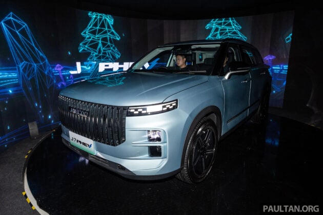 2025 Jaecoo J7 PHEV 本地首发亮相, 分前驱与四驱版, 油电综合里程可达1,300公里, 8.5秒破百, 预估价17至18万
