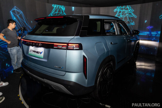 2025 Jaecoo J7 PHEV 本地首发亮相, 分前驱与四驱版, 油电综合里程可达1,300公里, 8.5秒破百, 预估价17至18万