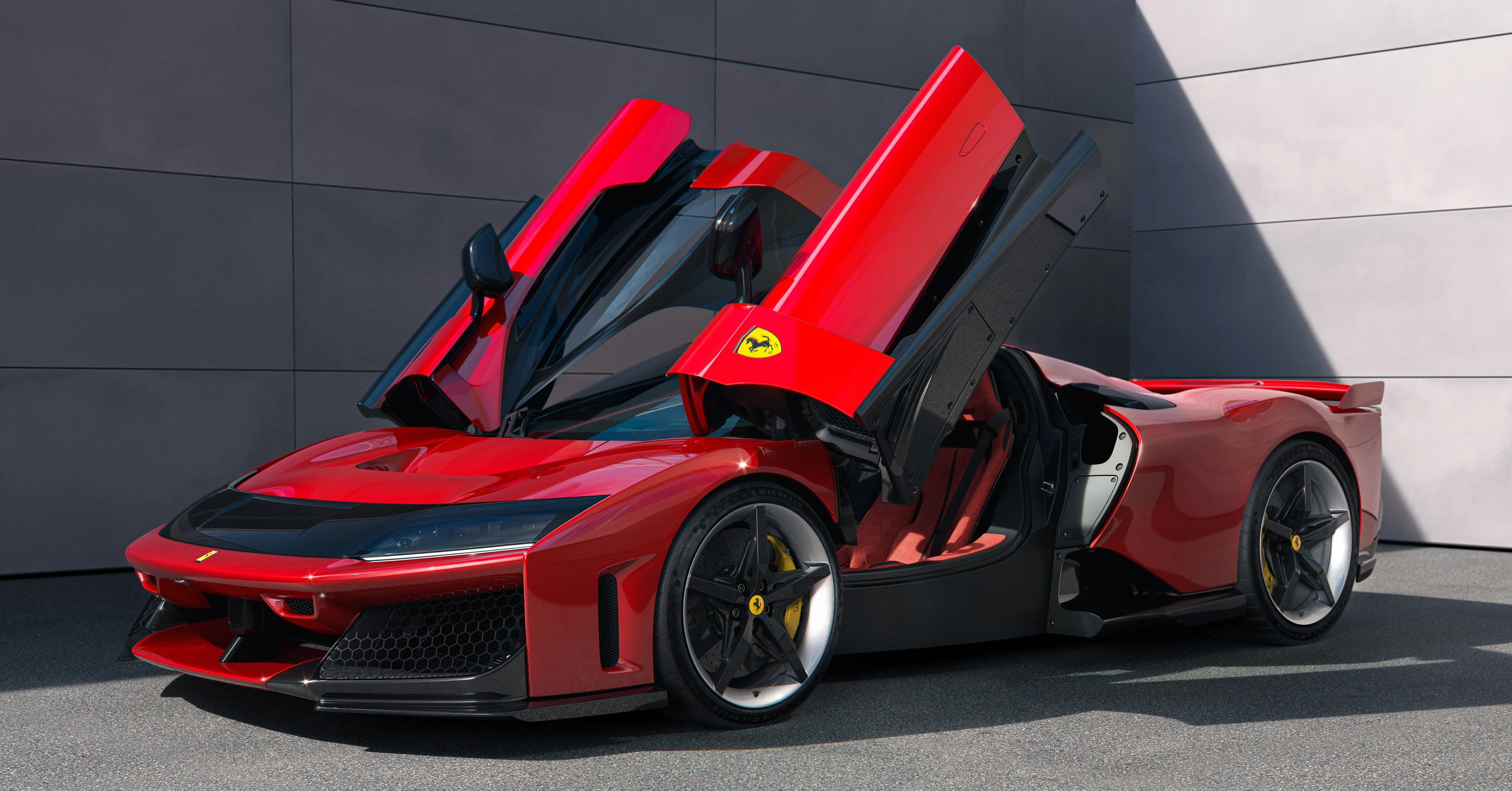 新世代“马王”登场，Ferrari F80 重磅发表；搭载 V6 油电混动系统，可输出1,200匹马力，2.15秒破百！全球限量799台