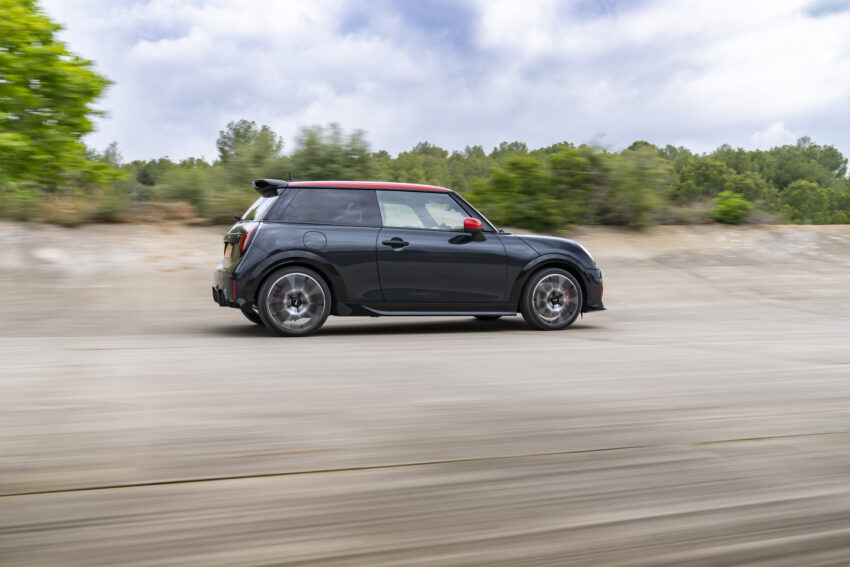 2025 MINI John Cooper Works 大改款首发, 沿用原有底盘与引擎, 改搭双离合器变速箱, 动力小幅提升, 保留敞篷版 279640