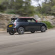 2025 MINI John Cooper Works 大改款首发, 沿用原有底盘与引擎, 改搭双离合器变速箱, 动力小幅提升, 保留敞篷版