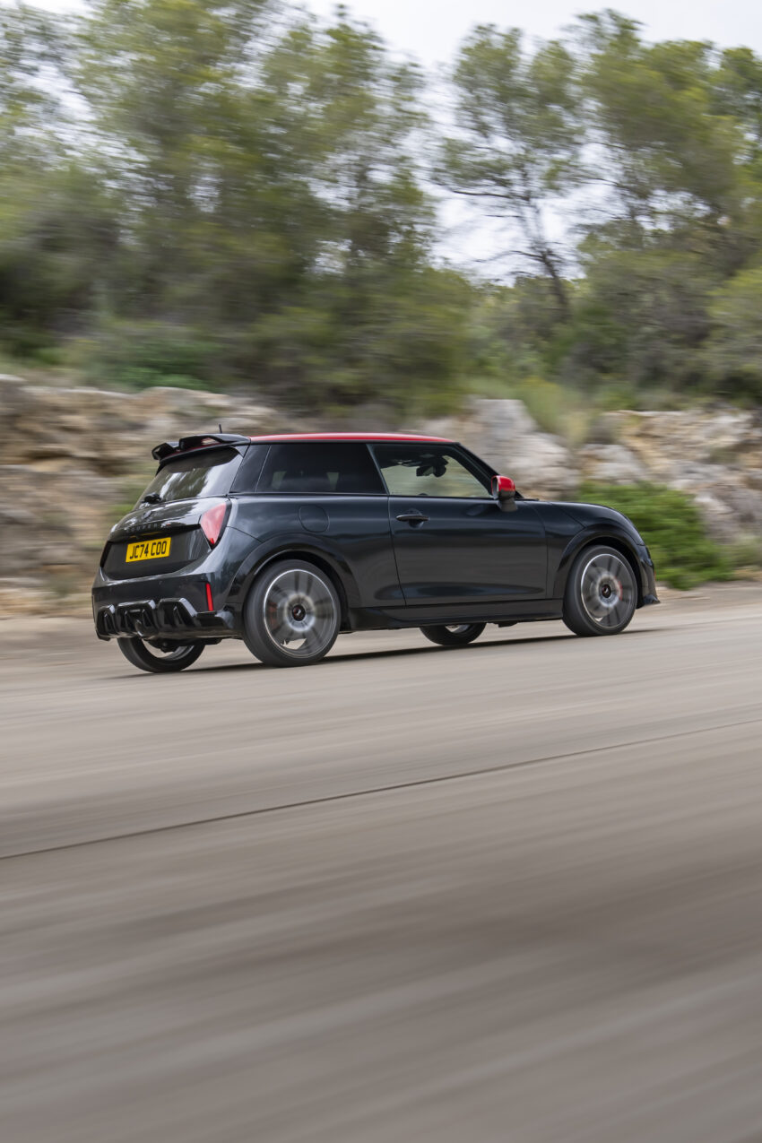 2025 MINI John Cooper Works 大改款首发, 沿用原有底盘与引擎, 改搭双离合器变速箱, 动力小幅提升, 保留敞篷版 279641