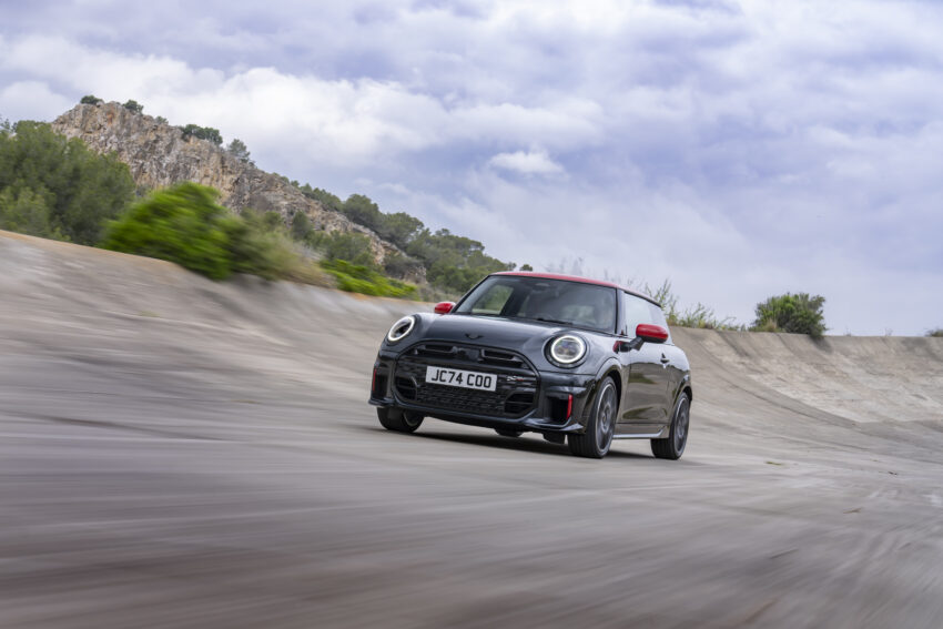 2025 MINI John Cooper Works 大改款首发, 沿用原有底盘与引擎, 改搭双离合器变速箱, 动力小幅提升, 保留敞篷版 279625