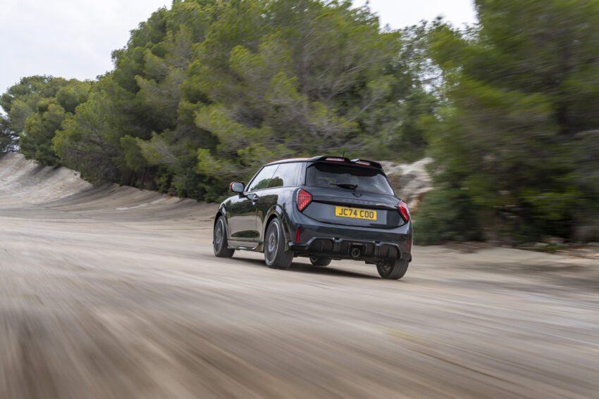 2025 MINI John Cooper Works 大改款首发, 沿用原有底盘与引擎, 改搭双离合器变速箱, 动力小幅提升, 保留敞篷版 279645