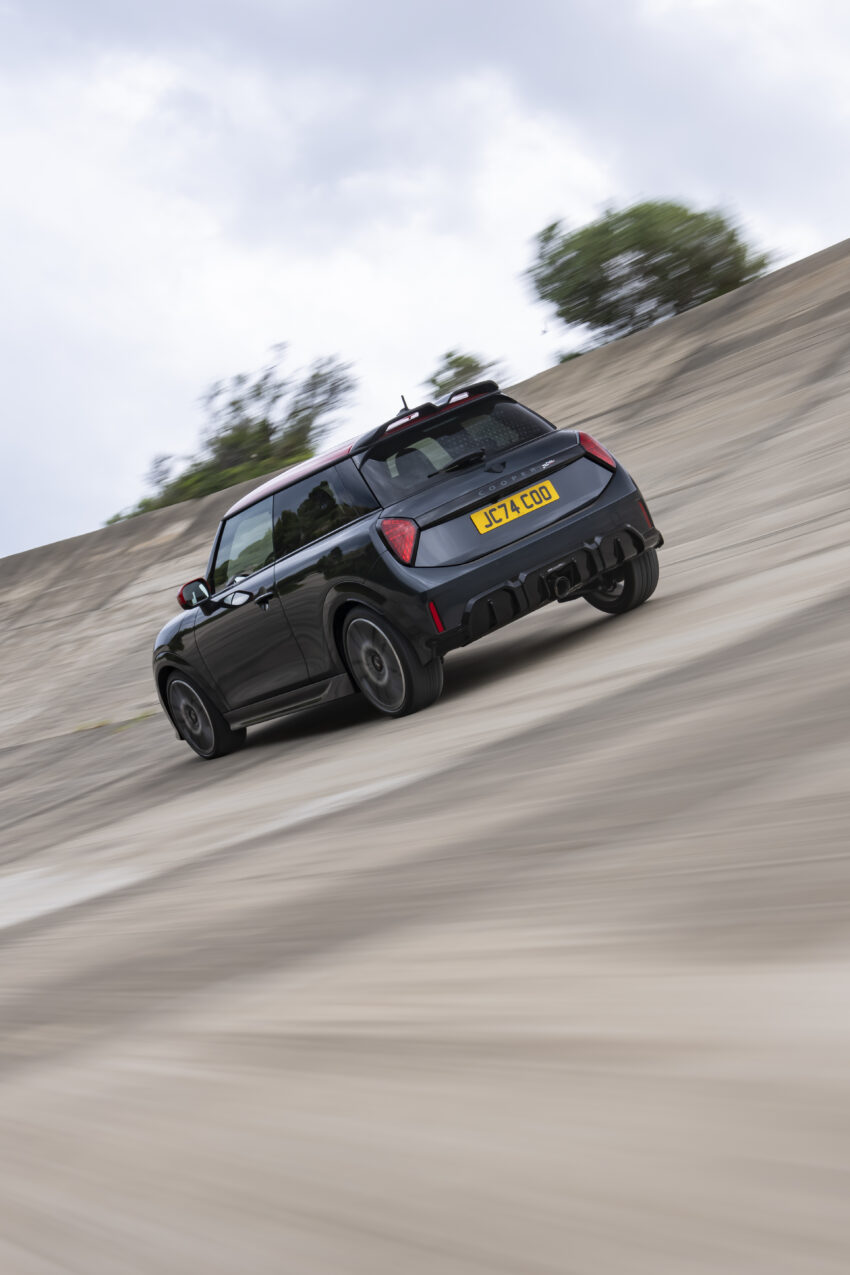 2025 MINI John Cooper Works 大改款首发, 沿用原有底盘与引擎, 改搭双离合器变速箱, 动力小幅提升, 保留敞篷版 279647