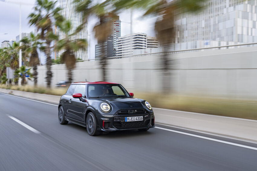 2025 MINI John Cooper Works 大改款首发, 沿用原有底盘与引擎, 改搭双离合器变速箱, 动力小幅提升, 保留敞篷版 279649