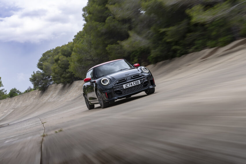 2025 MINI John Cooper Works 大改款首发, 沿用原有底盘与引擎, 改搭双离合器变速箱, 动力小幅提升, 保留敞篷版 279626