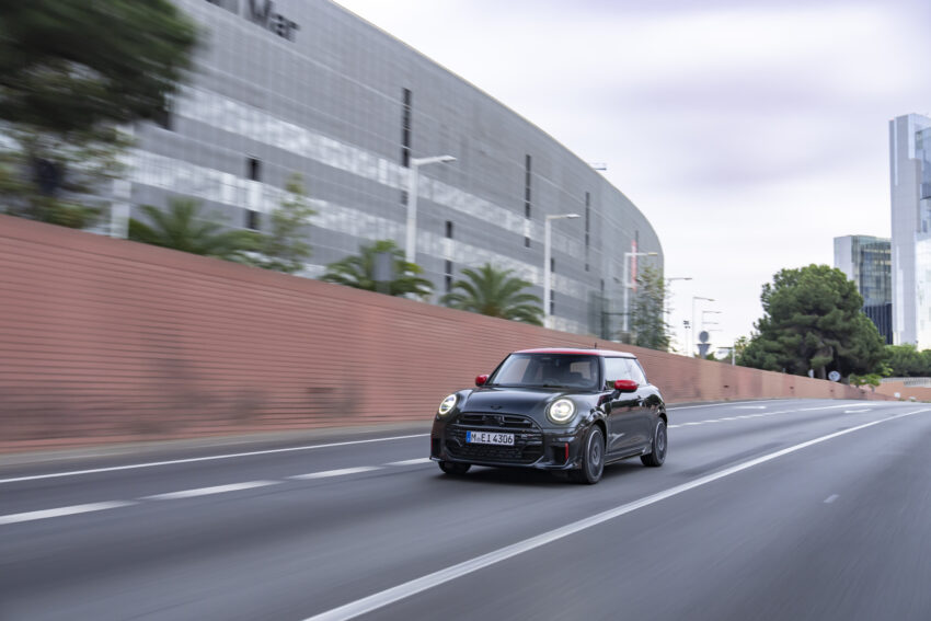 2025 MINI John Cooper Works 大改款首发, 沿用原有底盘与引擎, 改搭双离合器变速箱, 动力小幅提升, 保留敞篷版 279654