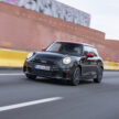 2025 MINI John Cooper Works 大改款首发, 沿用原有底盘与引擎, 改搭双离合器变速箱, 动力小幅提升, 保留敞篷版