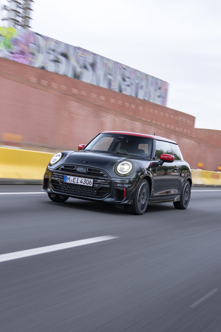 2025 MINI John Cooper Works 大改款首发, 沿用原有底盘与引擎, 改搭双离合器变速箱, 动力小幅提升, 保留敞篷版 279655