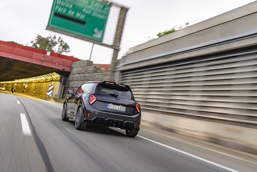 2025 MINI John Cooper Works 大改款首发, 沿用原有底盘与引擎, 改搭双离合器变速箱, 动力小幅提升, 保留敞篷版 279657