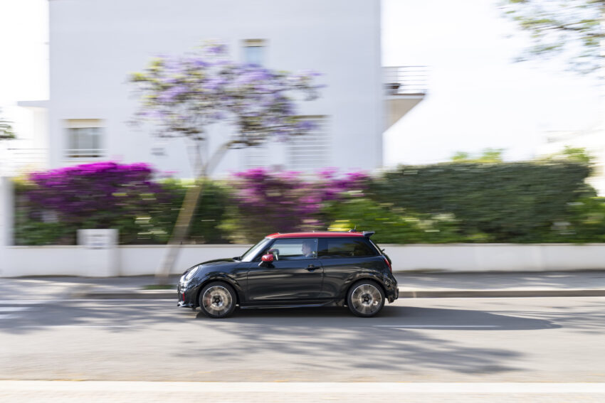 2025 MINI John Cooper Works 大改款首发, 沿用原有底盘与引擎, 改搭双离合器变速箱, 动力小幅提升, 保留敞篷版 279659