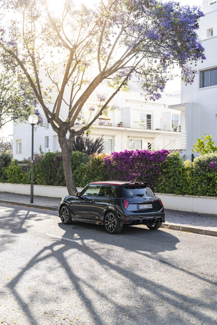 2025 MINI John Cooper Works 大改款首发, 沿用原有底盘与引擎, 改搭双离合器变速箱, 动力小幅提升, 保留敞篷版 279662