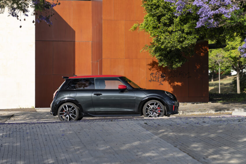 2025 MINI John Cooper Works 大改款首发, 沿用原有底盘与引擎, 改搭双离合器变速箱, 动力小幅提升, 保留敞篷版 279663
