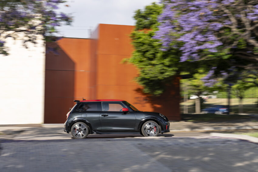 2025 MINI John Cooper Works 大改款首发, 沿用原有底盘与引擎, 改搭双离合器变速箱, 动力小幅提升, 保留敞篷版 279664
