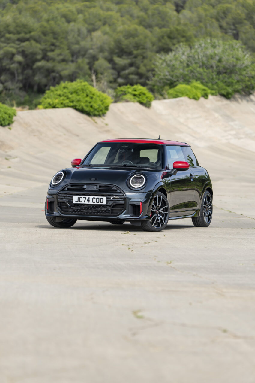 2025 MINI John Cooper Works 大改款首发, 沿用原有底盘与引擎, 改搭双离合器变速箱, 动力小幅提升, 保留敞篷版 279666