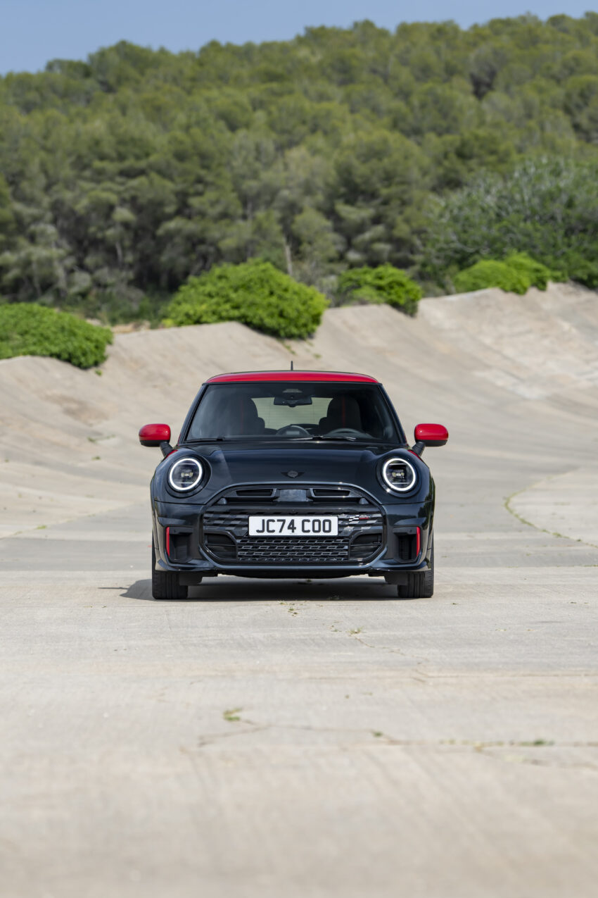 2025 MINI John Cooper Works 大改款首发, 沿用原有底盘与引擎, 改搭双离合器变速箱, 动力小幅提升, 保留敞篷版 279668