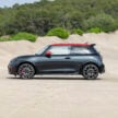 2025 MINI John Cooper Works 大改款首发, 沿用原有底盘与引擎, 改搭双离合器变速箱, 动力小幅提升, 保留敞篷版