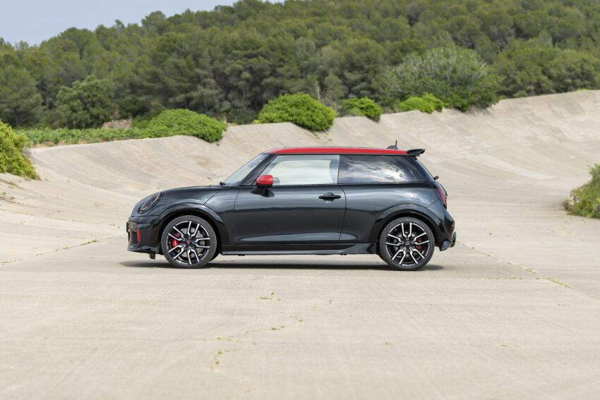 2025 MINI John Cooper Works 大改款首发, 沿用原有底盘与引擎, 改搭双离合器变速箱, 动力小幅提升, 保留敞篷版 279669