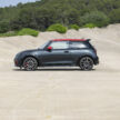 2025 MINI John Cooper Works 大改款首发, 沿用原有底盘与引擎, 改搭双离合器变速箱, 动力小幅提升, 保留敞篷版