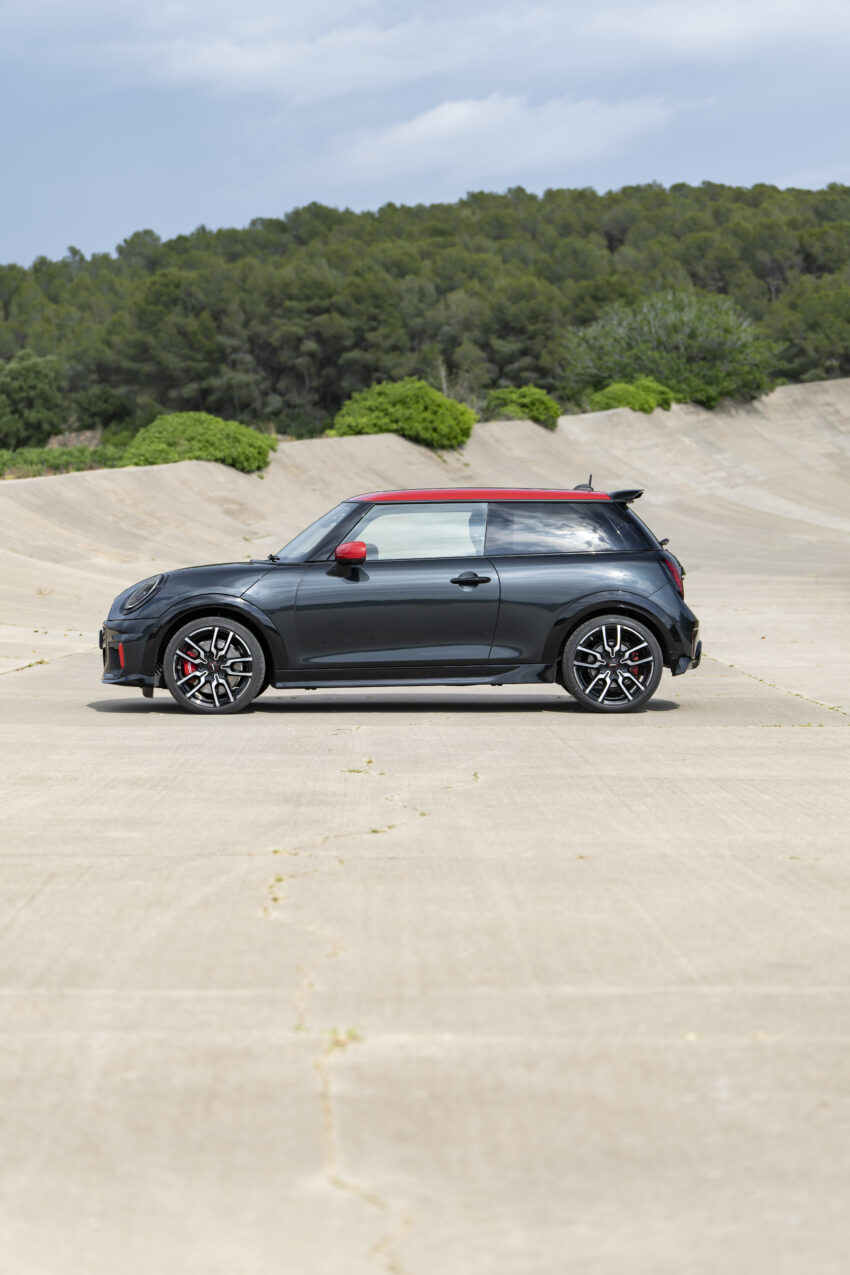 2025 MINI John Cooper Works 大改款首发, 沿用原有底盘与引擎, 改搭双离合器变速箱, 动力小幅提升, 保留敞篷版 279670