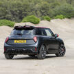 2025 MINI John Cooper Works 大改款首发, 沿用原有底盘与引擎, 改搭双离合器变速箱, 动力小幅提升, 保留敞篷版