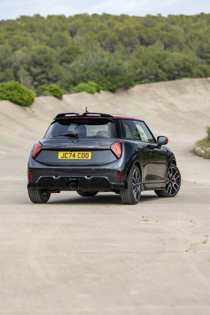 2025 MINI John Cooper Works 大改款首发, 沿用原有底盘与引擎, 改搭双离合器变速箱, 动力小幅提升, 保留敞篷版 279672