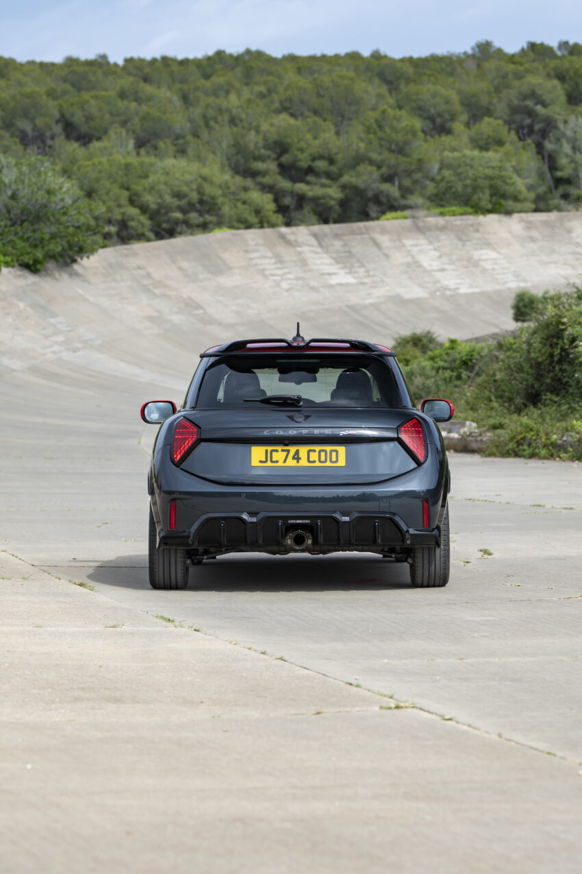 2025 MINI John Cooper Works 大改款首发, 沿用原有底盘与引擎, 改搭双离合器变速箱, 动力小幅提升, 保留敞篷版 279674