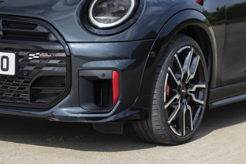 2025 MINI John Cooper Works 大改款首发, 沿用原有底盘与引擎, 改搭双离合器变速箱, 动力小幅提升, 保留敞篷版 279676