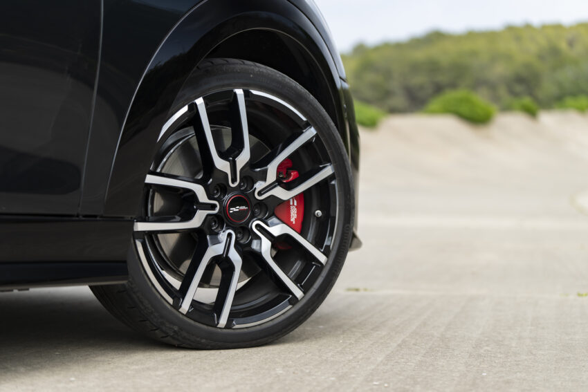 2025 MINI John Cooper Works 大改款首发, 沿用原有底盘与引擎, 改搭双离合器变速箱, 动力小幅提升, 保留敞篷版 279677