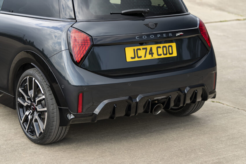 2025 MINI John Cooper Works 大改款首发, 沿用原有底盘与引擎, 改搭双离合器变速箱, 动力小幅提升, 保留敞篷版 279682