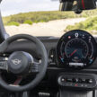 2025 MINI John Cooper Works 大改款首发, 沿用原有底盘与引擎, 改搭双离合器变速箱, 动力小幅提升, 保留敞篷版