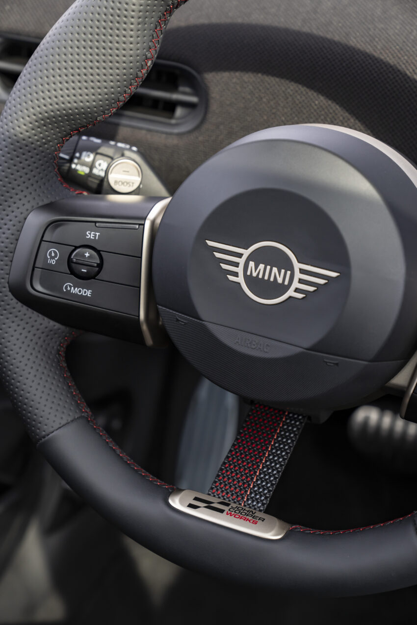 2025 MINI John Cooper Works 大改款首发, 沿用原有底盘与引擎, 改搭双离合器变速箱, 动力小幅提升, 保留敞篷版 279689