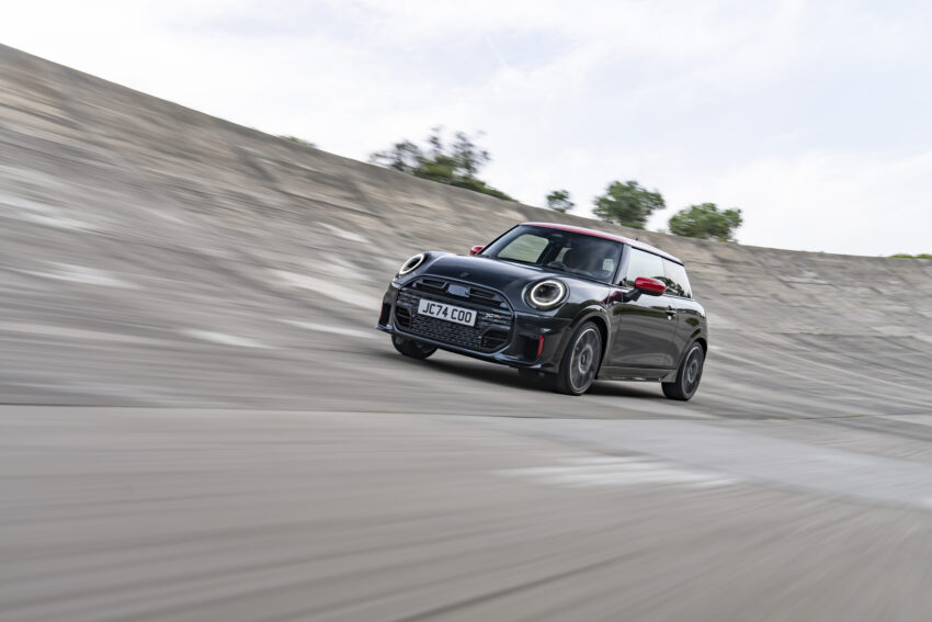 2025 MINI John Cooper Works 大改款首发, 沿用原有底盘与引擎, 改搭双离合器变速箱, 动力小幅提升, 保留敞篷版 279631