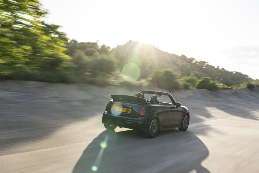 2025 MINI John Cooper Works 大改款首发, 沿用原有底盘与引擎, 改搭双离合器变速箱, 动力小幅提升, 保留敞篷版 279573