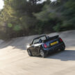 2025 MINI John Cooper Works 大改款首发, 沿用原有底盘与引擎, 改搭双离合器变速箱, 动力小幅提升, 保留敞篷版