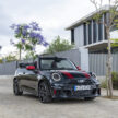 2025 MINI John Cooper Works 大改款首发, 沿用原有底盘与引擎, 改搭双离合器变速箱, 动力小幅提升, 保留敞篷版
