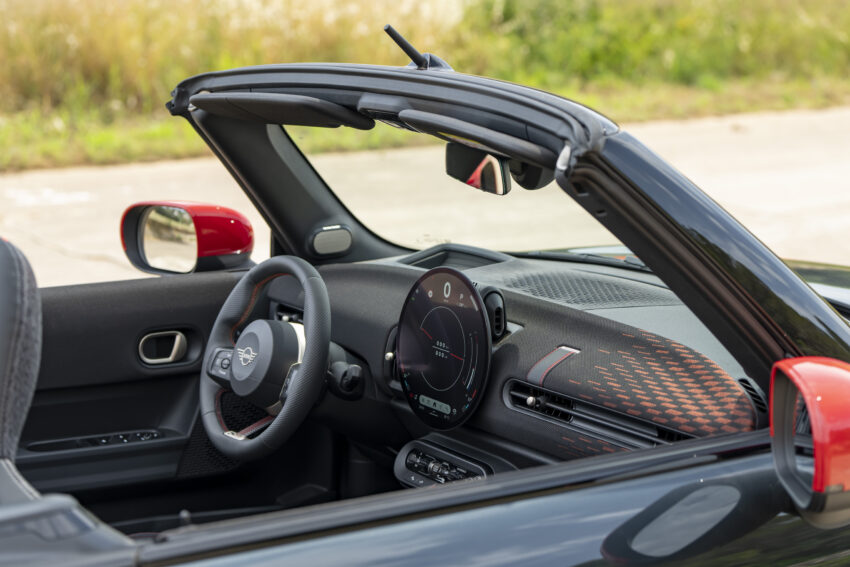 2025 MINI John Cooper Works 大改款首发, 沿用原有底盘与引擎, 改搭双离合器变速箱, 动力小幅提升, 保留敞篷版 279591