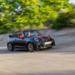 2025 MINI John Cooper Works 大改款首发, 沿用原有底盘与引擎, 改搭双离合器变速箱, 动力小幅提升, 保留敞篷版
