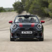 2025 MINI John Cooper Works 大改款首发, 沿用原有底盘与引擎, 改搭双离合器变速箱, 动力小幅提升, 保留敞篷版