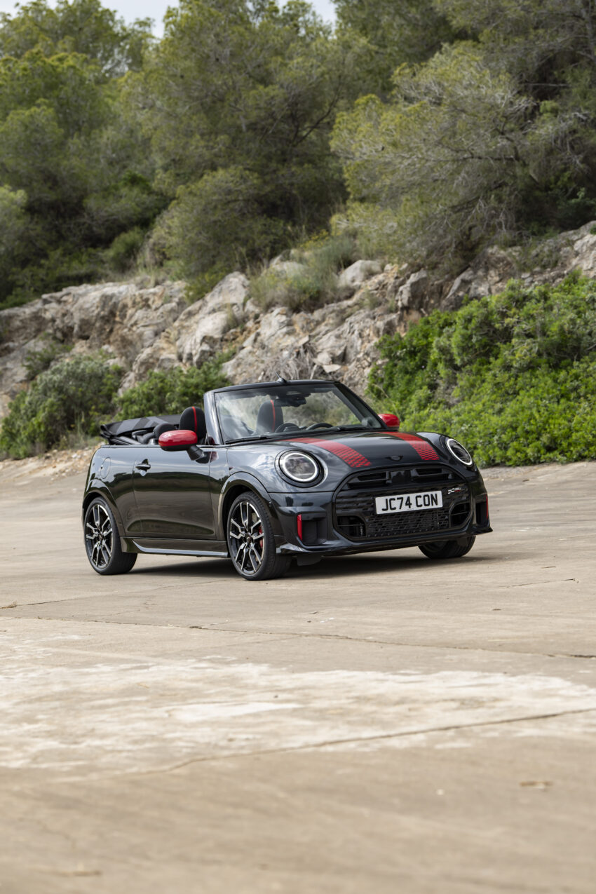 2025 MINI John Cooper Works 大改款首发, 沿用原有底盘与引擎, 改搭双离合器变速箱, 动力小幅提升, 保留敞篷版 279600