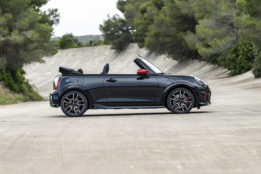 2025 MINI John Cooper Works 大改款首发, 沿用原有底盘与引擎, 改搭双离合器变速箱, 动力小幅提升, 保留敞篷版 279604