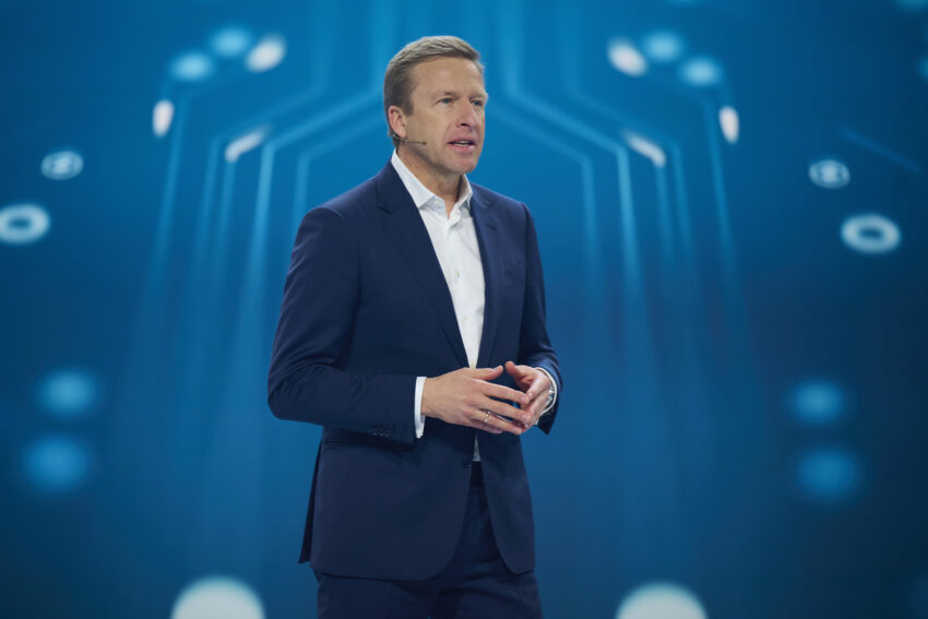 避免欧洲车企被中国电池供应商卡脖子, BMW CEO Oliver Zipse 呼吁欧盟政府检讨2035年全面禁止内燃式引擎的决定 278962