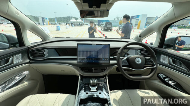 Denza D9 本地开放预订, 纯电大型七人座豪华MPV, 6.9秒破百, 续航里程520公里, 166kW DC快充, 今年首季即将发布
