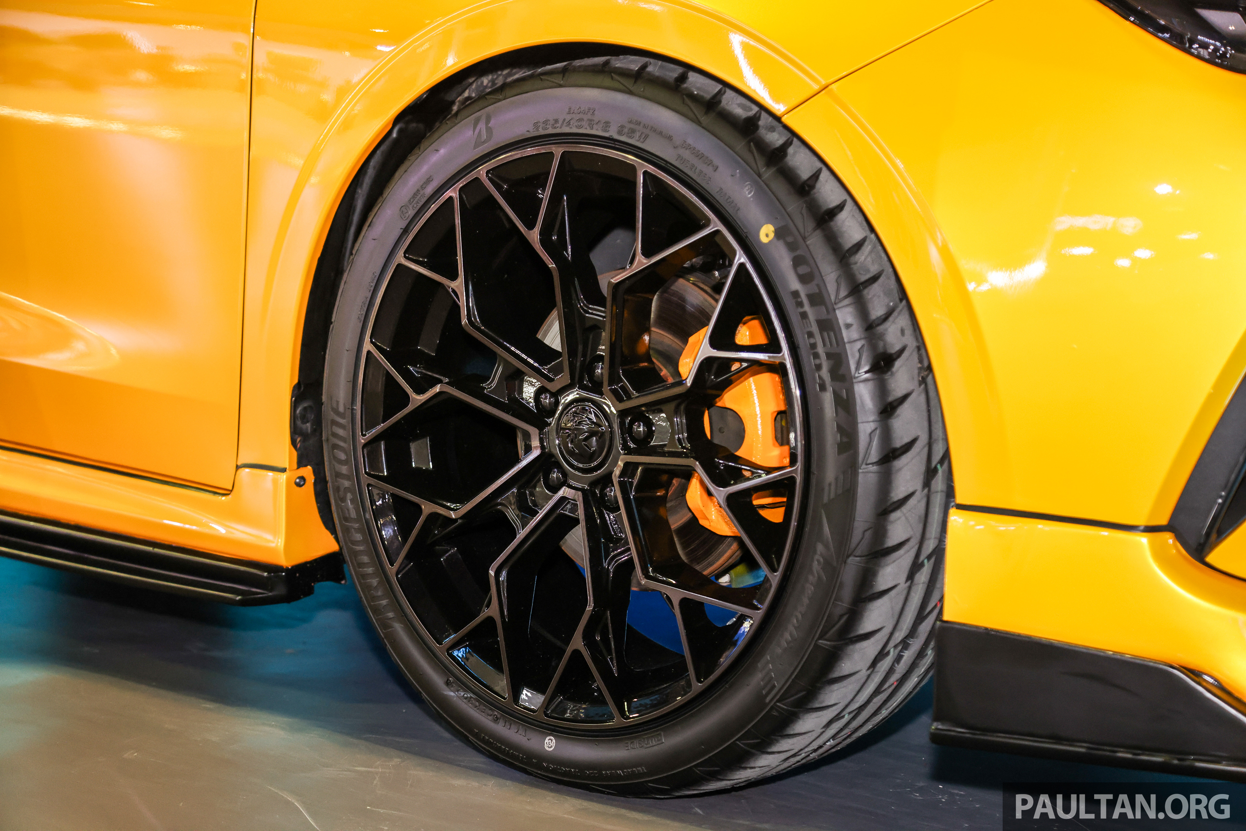 Proton S70 Concept 运动型概念车登场！金黄配色搭黑色细节化处理，配大尺寸轮毂、大尾翼、更激进外观空力套件